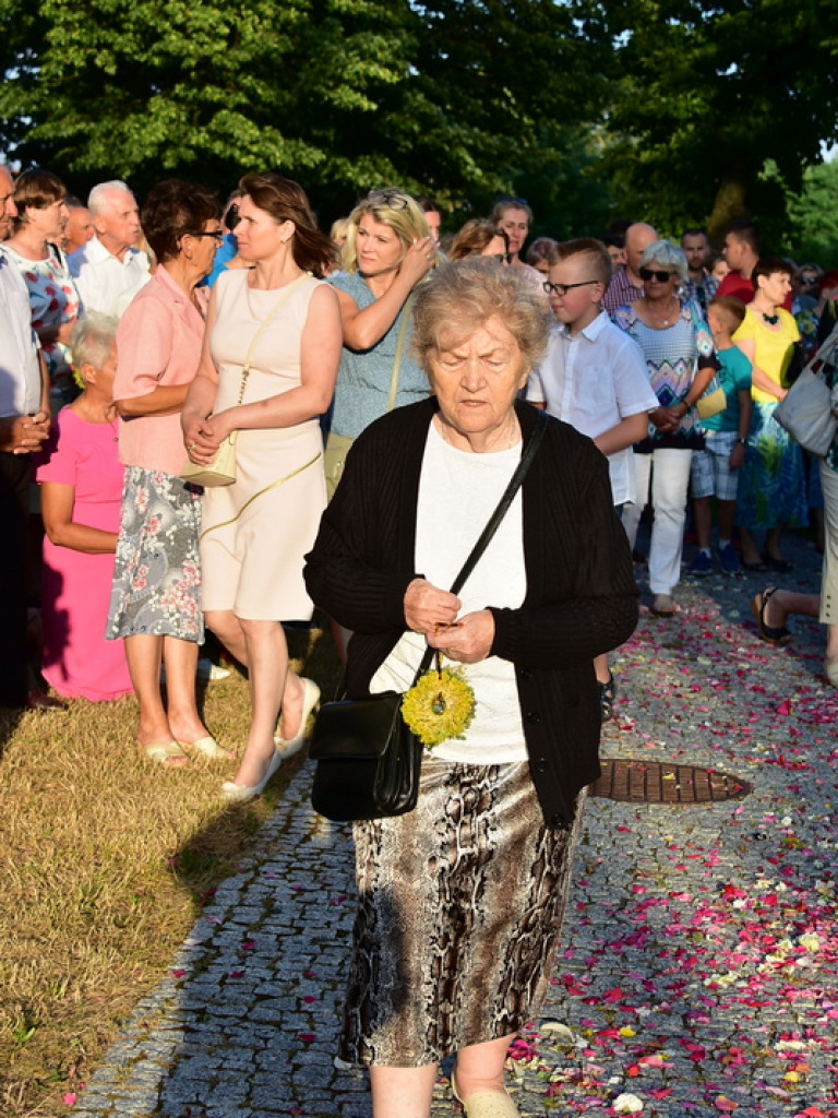 Oktawa Bożego Ciała. Wierni w procesjach do czterech ołtarzy i święcenie wianków (FOTO)