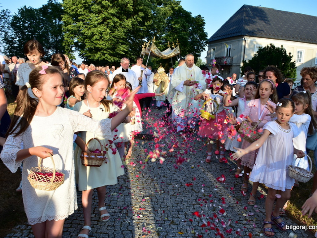 Oktawa Bożego Ciała. Wierni w procesjach do czterech ołtarzy i święcenie wianków (FOTO)