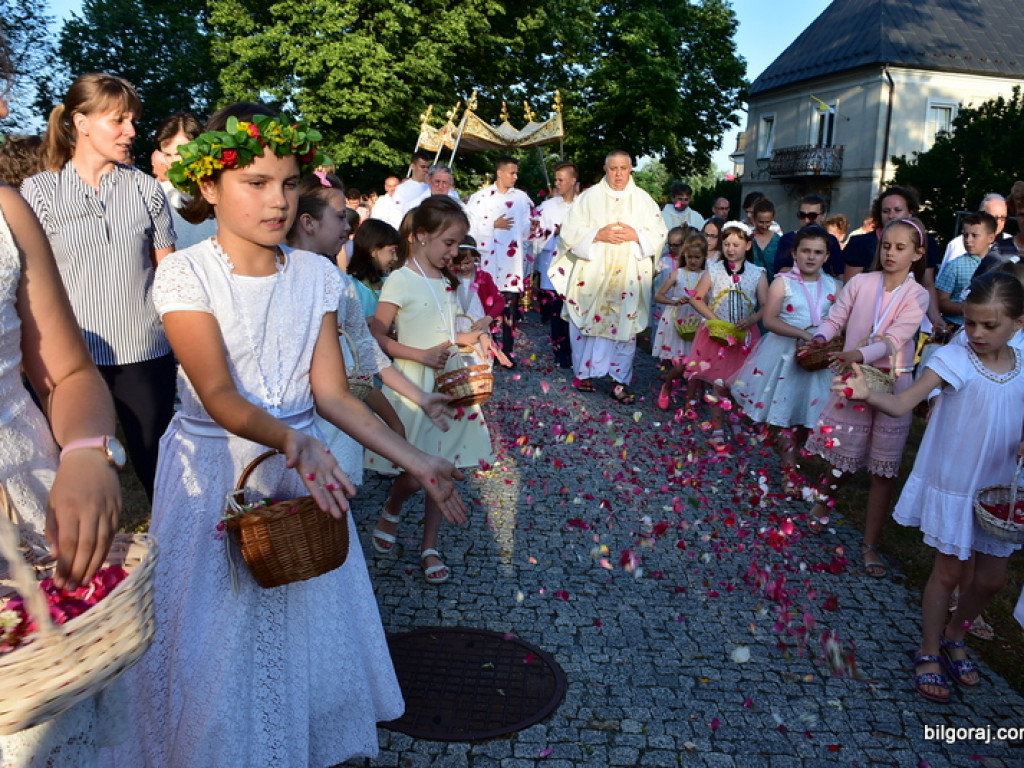 Oktawa Bożego Ciała. Wierni w procesjach do czterech ołtarzy i święcenie wianków (FOTO)