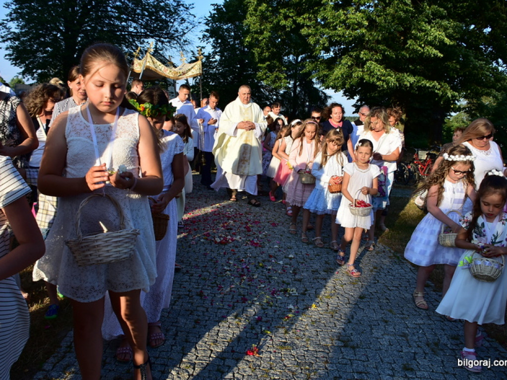 Oktawa Bożego Ciała. Wierni w procesjach do czterech ołtarzy i święcenie wianków (FOTO)