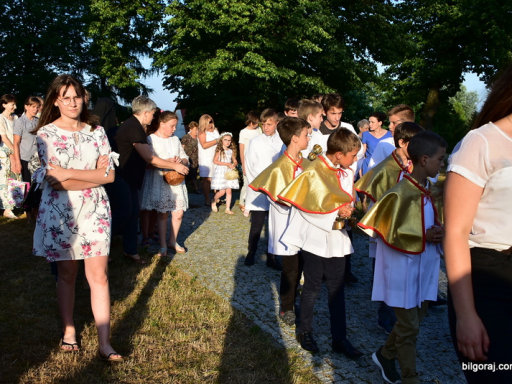 Oktawa Bożego Ciała. Wierni w procesjach do czterech ołtarzy i święcenie wianków (FOTO)