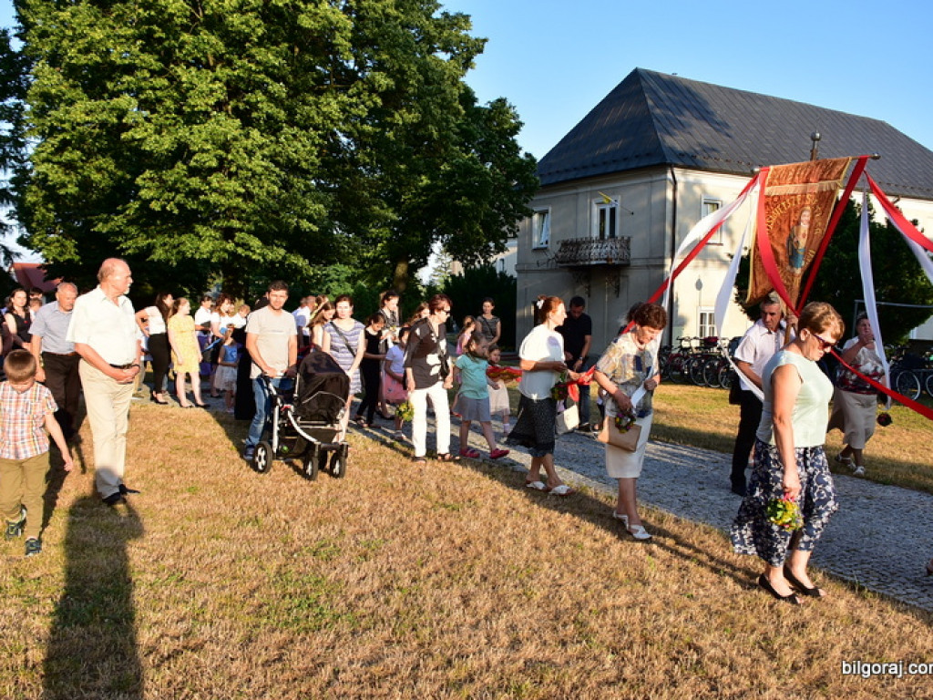 Oktawa Bożego Ciała. Wierni w procesjach do czterech ołtarzy i święcenie wianków (FOTO)