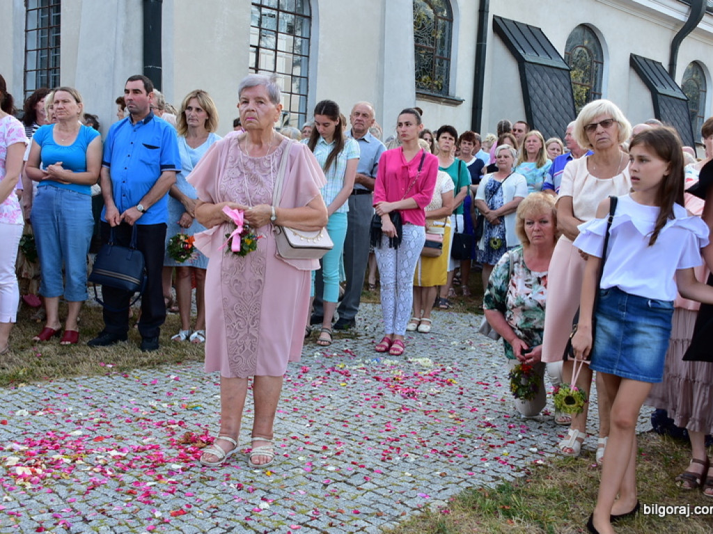 Oktawa Bożego Ciała. Wierni w procesjach do czterech ołtarzy i święcenie wianków (FOTO)