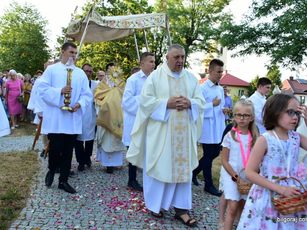 Oktawa Bożego Ciała. Wierni w procesjach do czterech ołtarzy i święcenie wianków (FOTO)