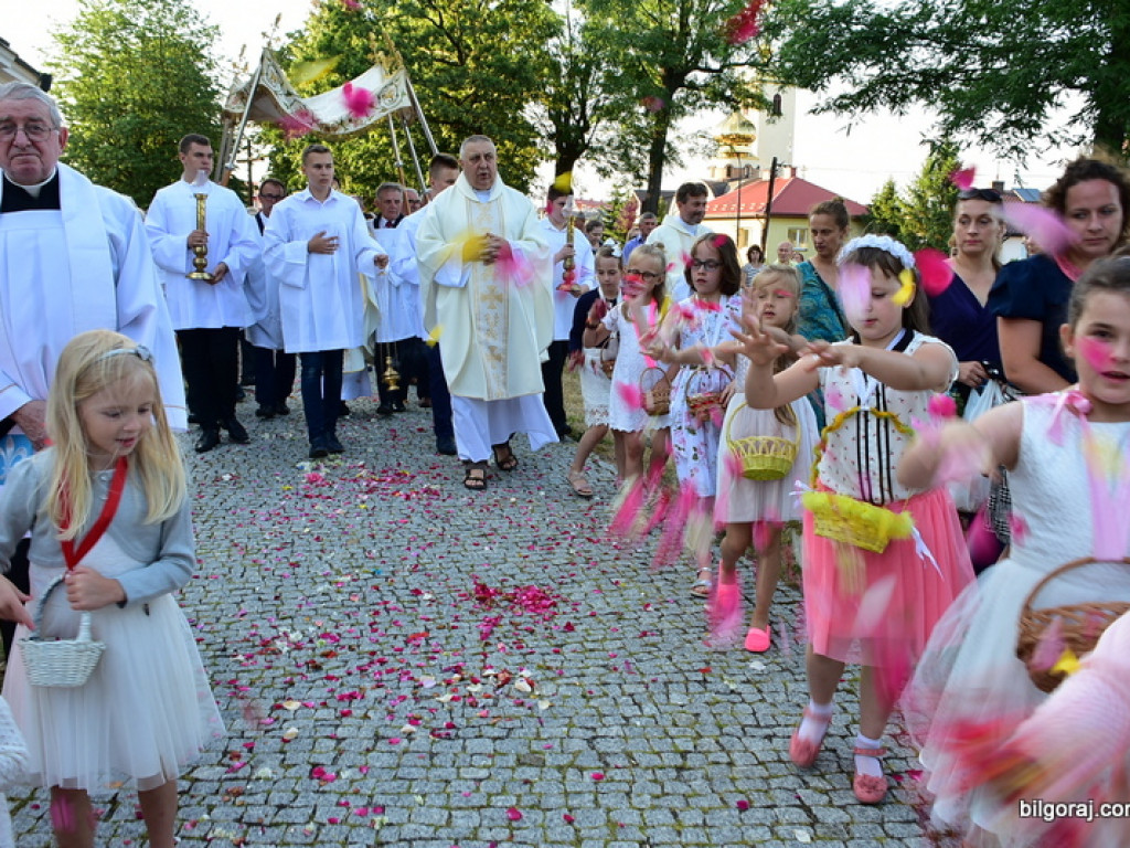 Oktawa Bożego Ciała. Wierni w procesjach do czterech ołtarzy i święcenie wianków (FOTO)