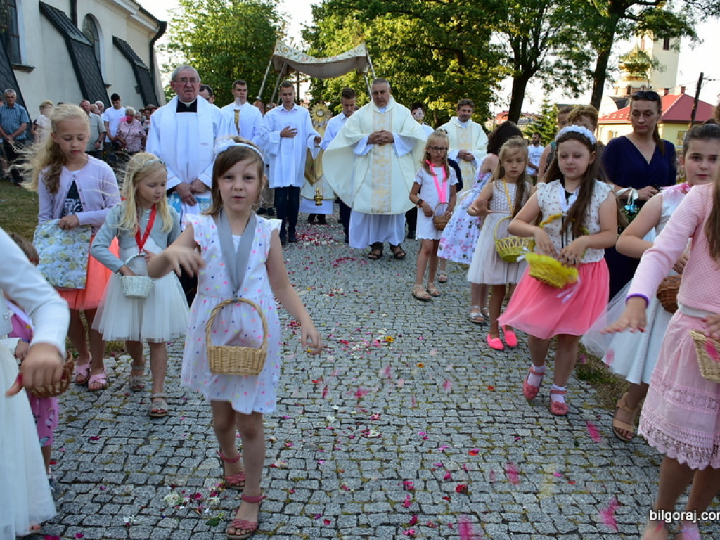 Oktawa Bożego Ciała. Wierni w procesjach do czterech ołtarzy i święcenie wianków (FOTO)