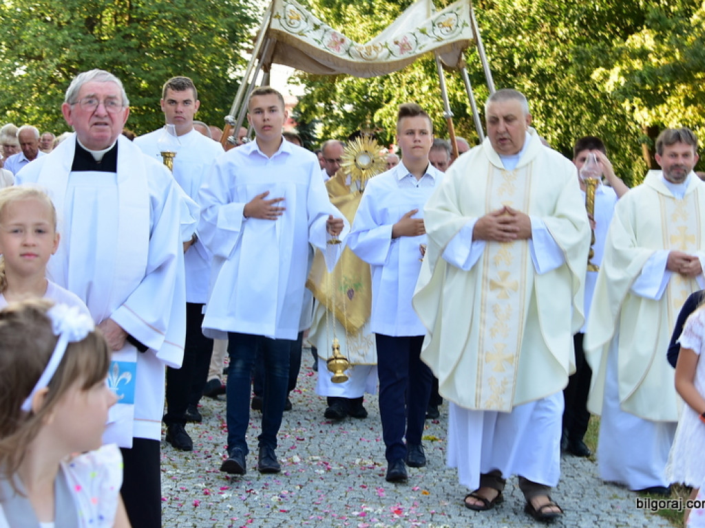 Oktawa Bożego Ciała. Wierni w procesjach do czterech ołtarzy i święcenie wianków (FOTO)