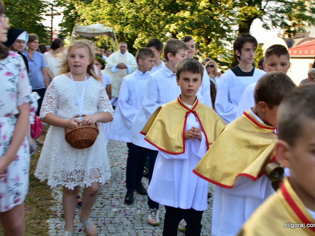 Oktawa Bożego Ciała. Wierni w procesjach do czterech ołtarzy i święcenie wianków (FOTO)