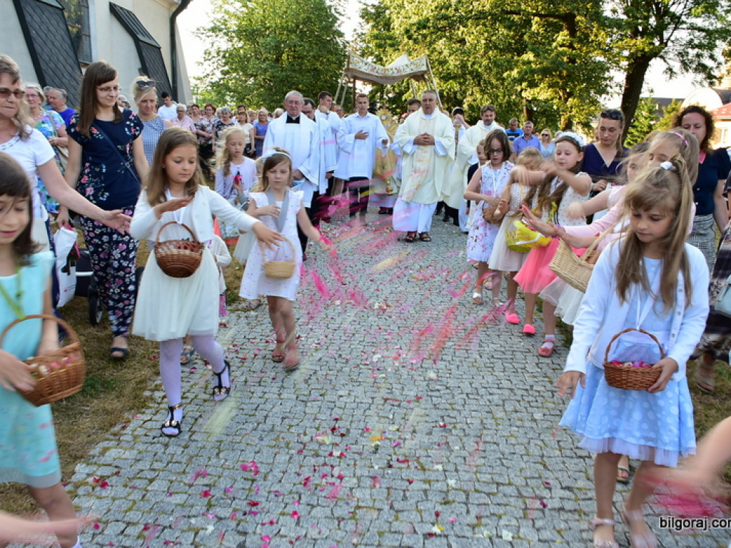 Oktawa Bożego Ciała. Wierni w procesjach do czterech ołtarzy i święcenie wianków (FOTO)