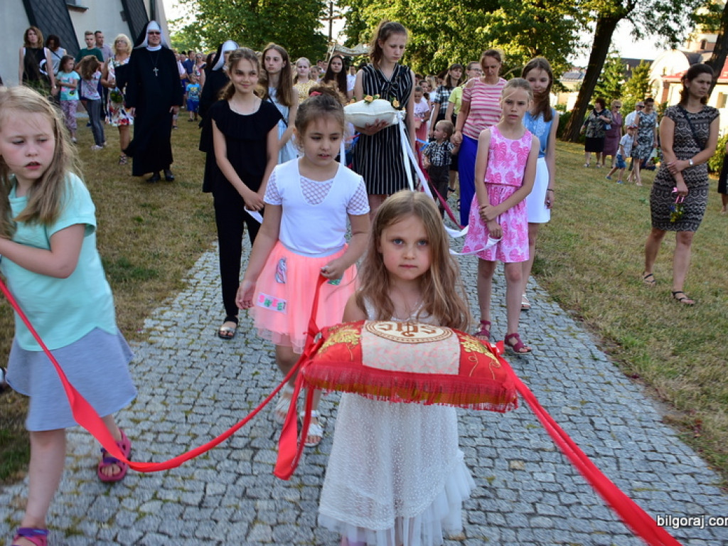 Oktawa Bożego Ciała. Wierni w procesjach do czterech ołtarzy i święcenie wianków (FOTO)