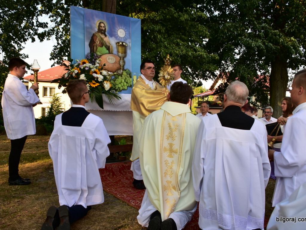 Oktawa Bożego Ciała. Wierni w procesjach do czterech ołtarzy i święcenie wianków (FOTO)