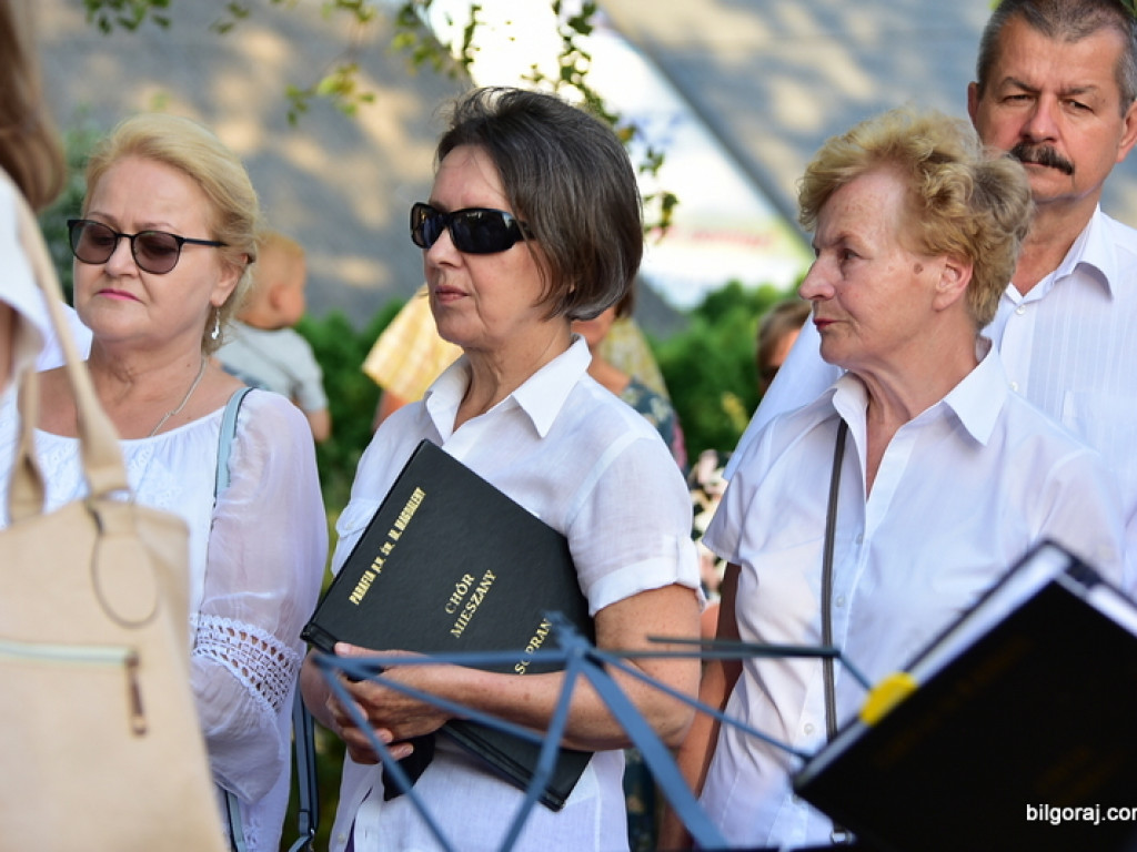 Oktawa Bożego Ciała. Wierni w procesjach do czterech ołtarzy i święcenie wianków (FOTO)