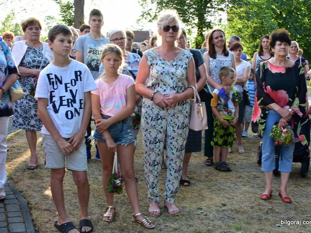 Oktawa Bożego Ciała. Wierni w procesjach do czterech ołtarzy i święcenie wianków (FOTO)