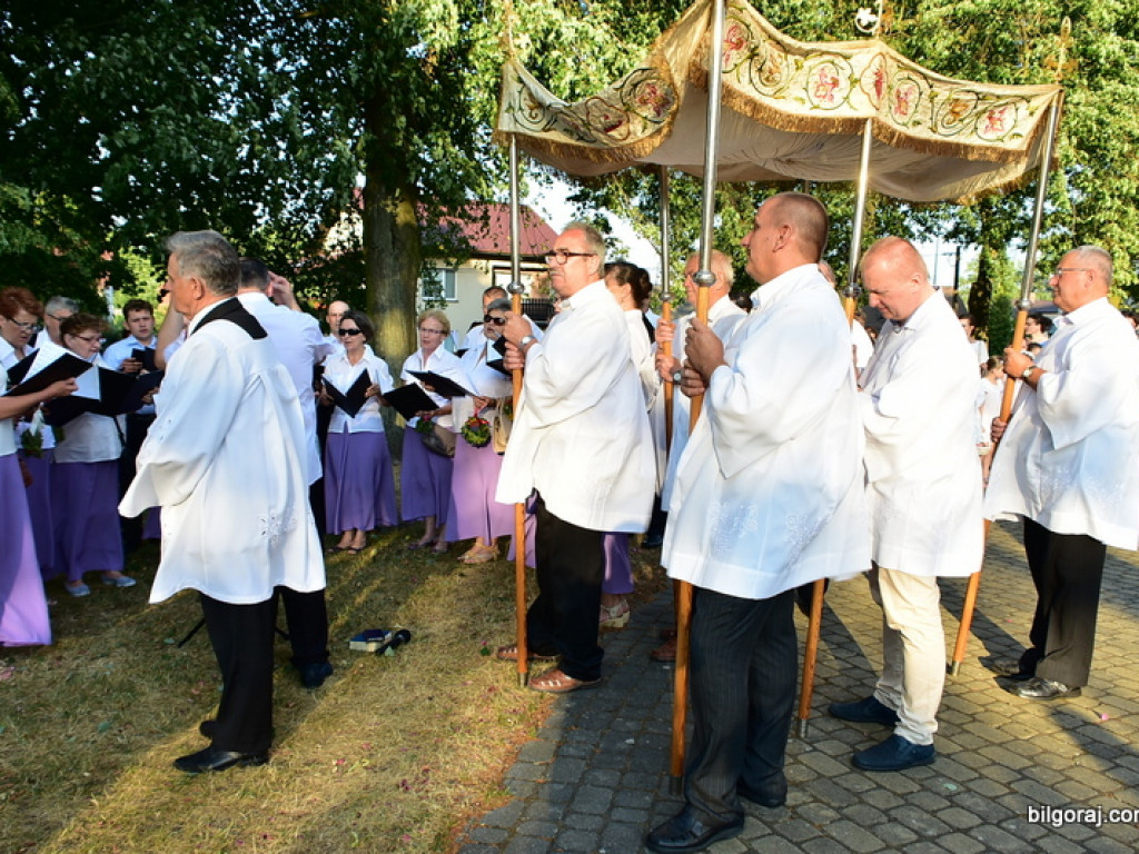 Oktawa Bożego Ciała. Wierni w procesjach do czterech ołtarzy i święcenie wianków (FOTO)