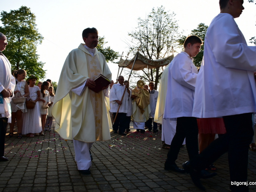 Oktawa Bożego Ciała. Wierni w procesjach do czterech ołtarzy i święcenie wianków (FOTO)