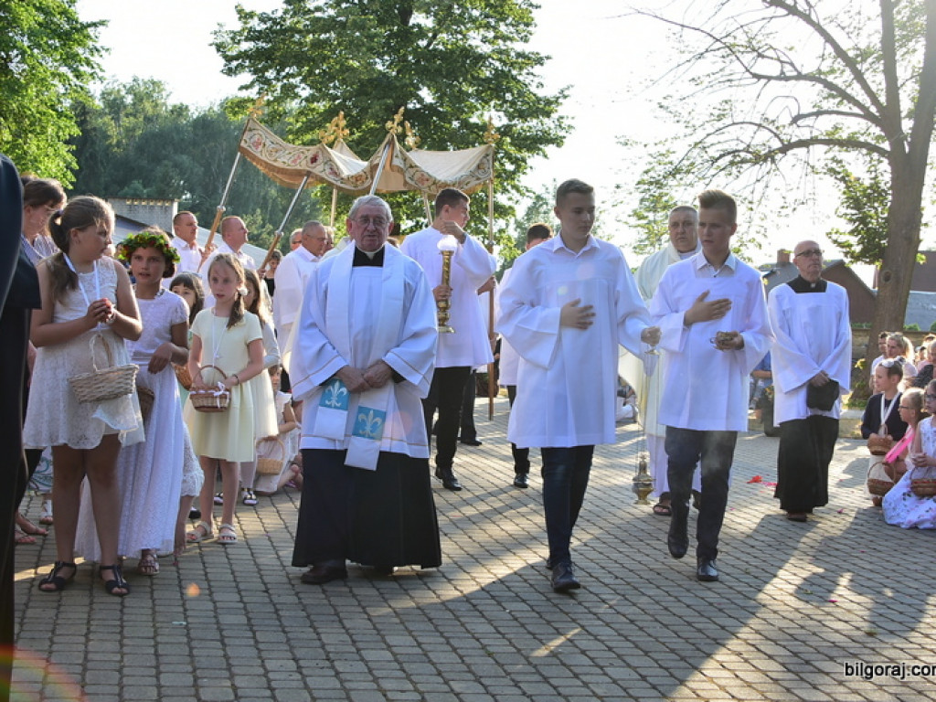 Oktawa Bożego Ciała. Wierni w procesjach do czterech ołtarzy i święcenie wianków (FOTO)