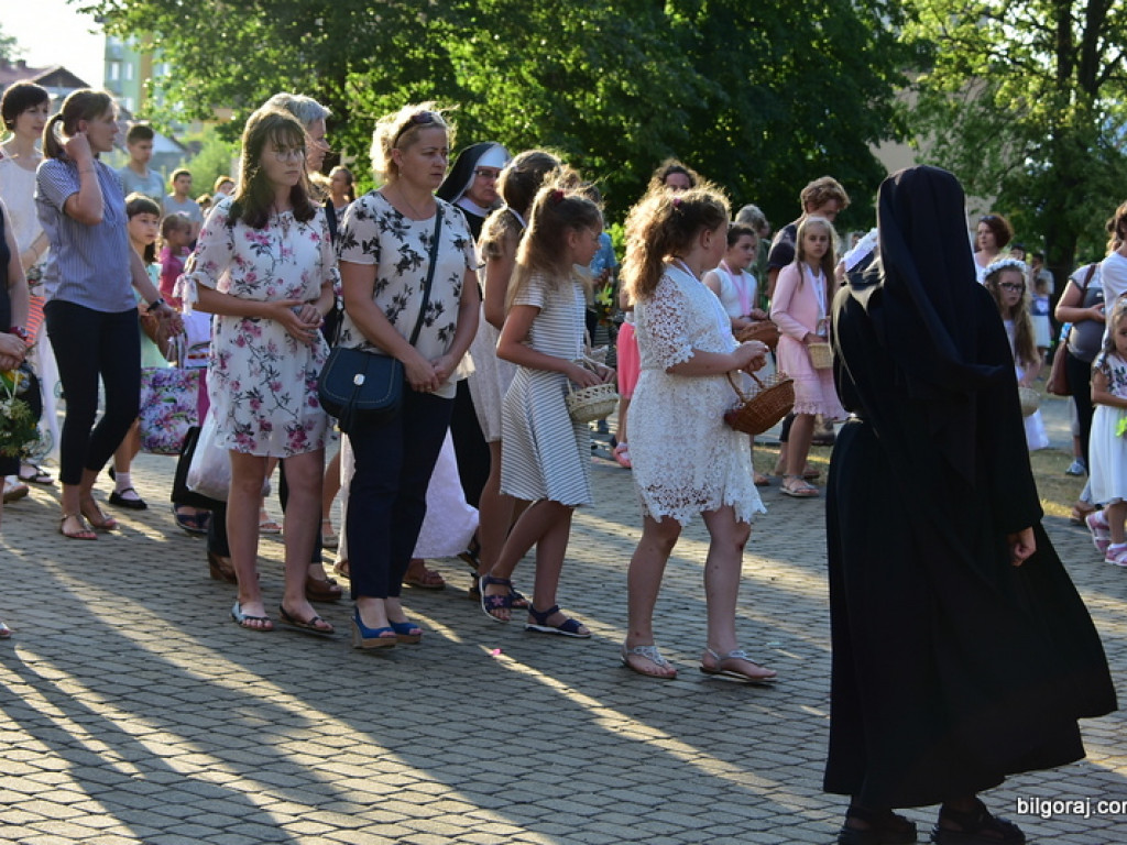 Oktawa Bożego Ciała. Wierni w procesjach do czterech ołtarzy i święcenie wianków (FOTO)