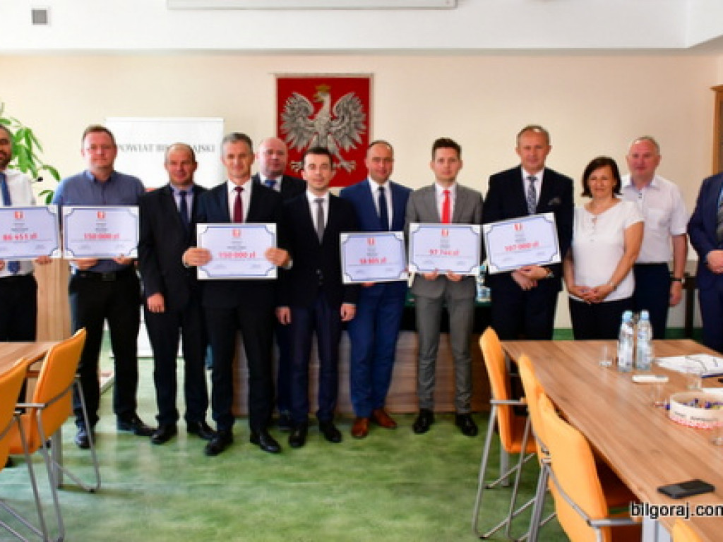 Starostwo dało pieniądze na chodniki. Środki trafiły do sześciu gmin. Łącznie 650 tys. zł (FOTO)