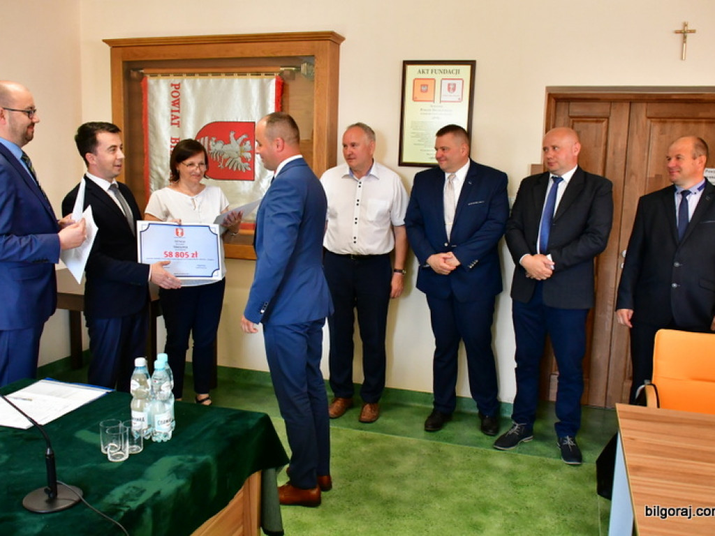 Starostwo dało pieniądze na chodniki. Środki trafiły do sześciu gmin. Łącznie 650 tys. zł (FOTO)