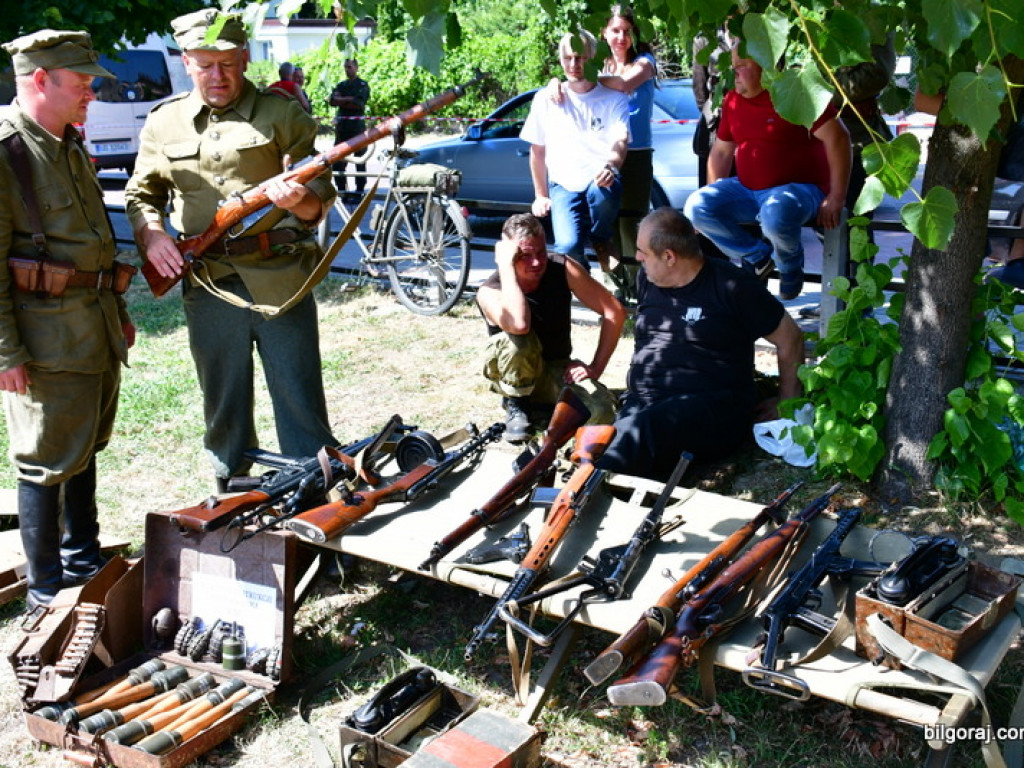 Piknik militarny w ramach obchodów 75. rocznicy mordu partyzantów w lesie Rapy (FOTO)