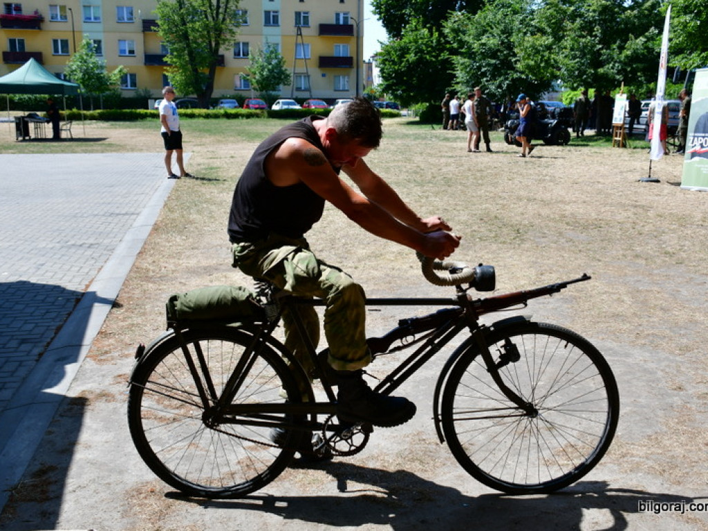 Piknik militarny w ramach obchodów 75. rocznicy mordu partyzantów w lesie Rapy (FOTO)