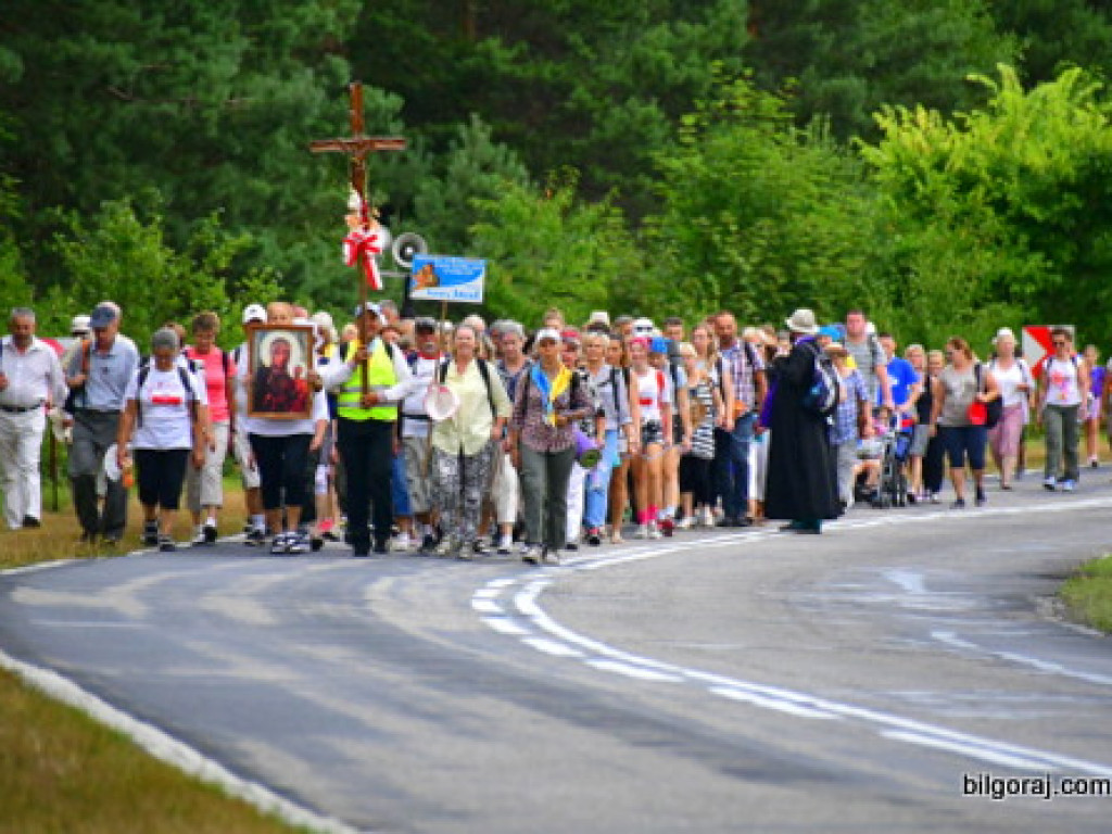 Pątnicy są już w granicach naszego Powiatu. Pielgrzymi w drodze na Jasną Górę zawitali do Józefowa i Zamchu (FOTO)