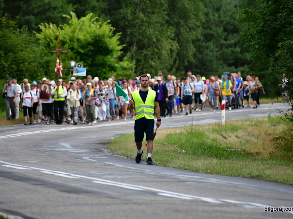 Pątnicy są już w granicach naszego Powiatu. Pielgrzymi w drodze na Jasną Górę zawitali do Józefowa i Zamchu (FOTO)