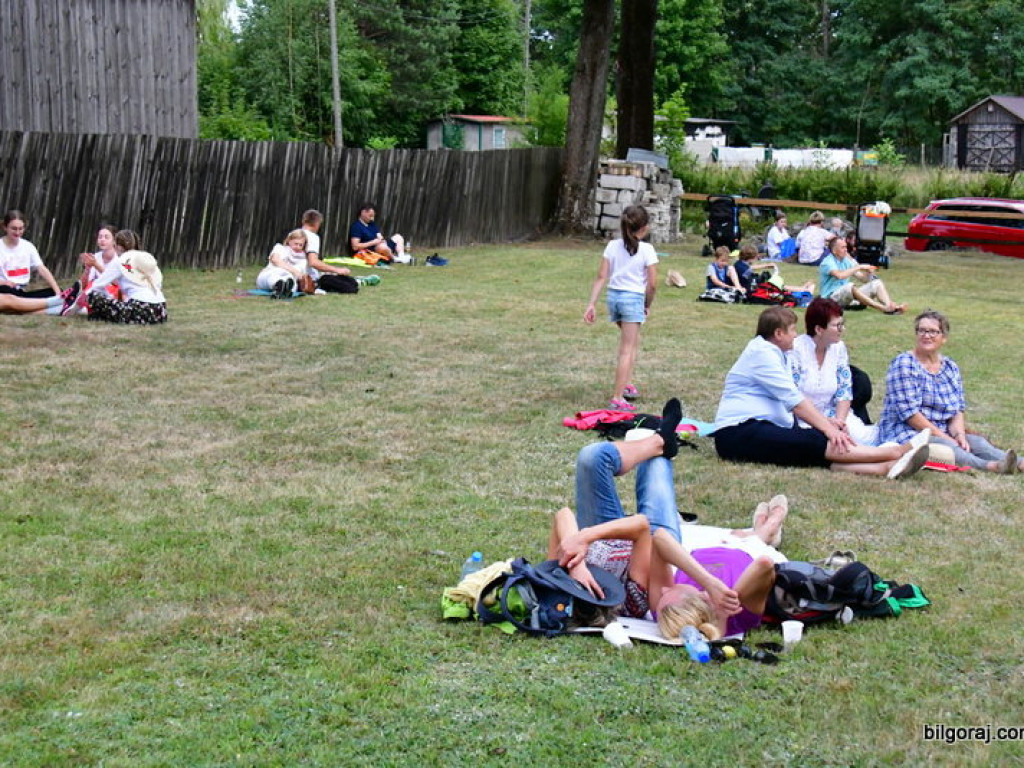 Pątnicy są już w granicach naszego Powiatu. Pielgrzymi w drodze na Jasną Górę zawitali do Józefowa i Zamchu (FOTO)
