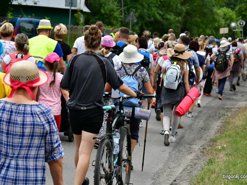 Pątnicy są już w granicach naszego Powiatu. Pielgrzymi w drodze na Jasną Górę zawitali do Józefowa i Zamchu (FOTO)