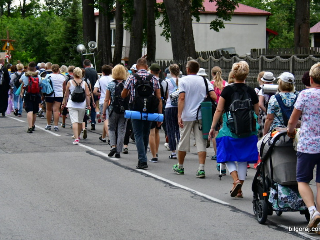 Pątnicy są już w granicach naszego Powiatu. Pielgrzymi w drodze na Jasną Górę zawitali do Józefowa i Zamchu (FOTO)