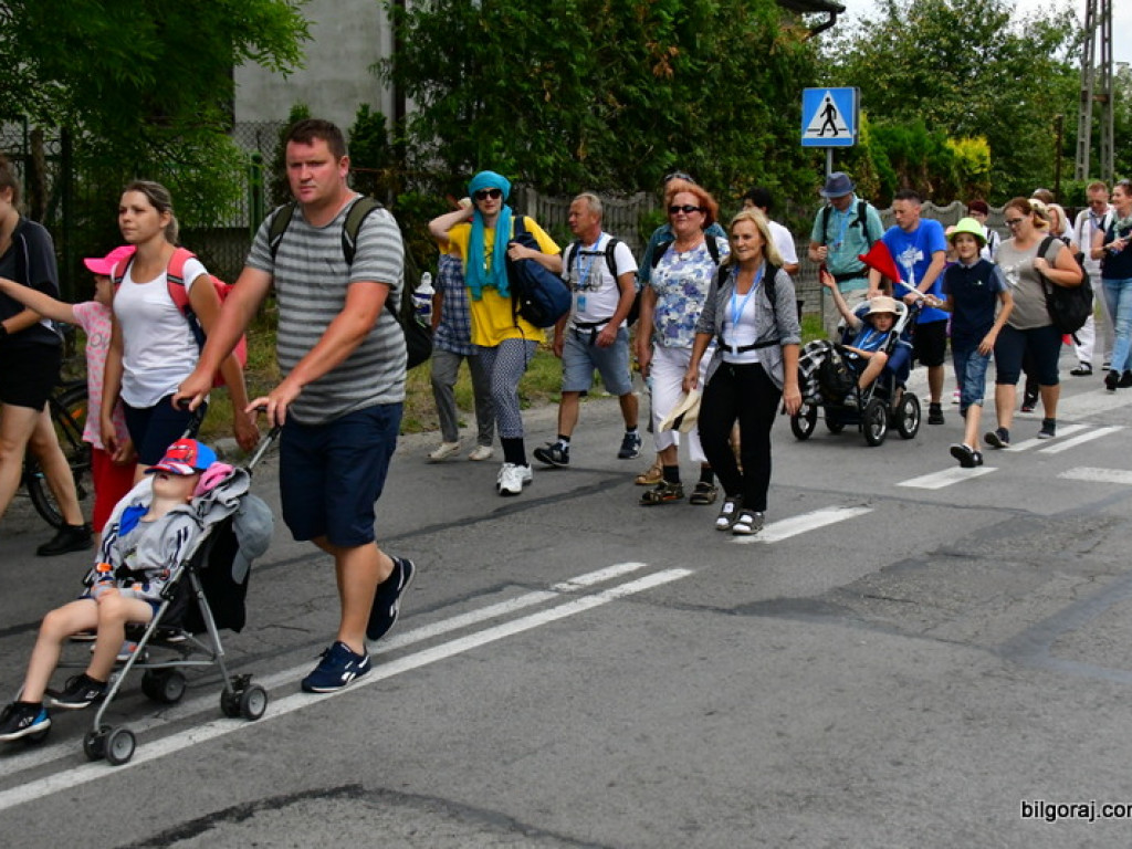Pątnicy są już w granicach naszego Powiatu. Pielgrzymi w drodze na Jasną Górę zawitali do Józefowa i Zamchu (FOTO)