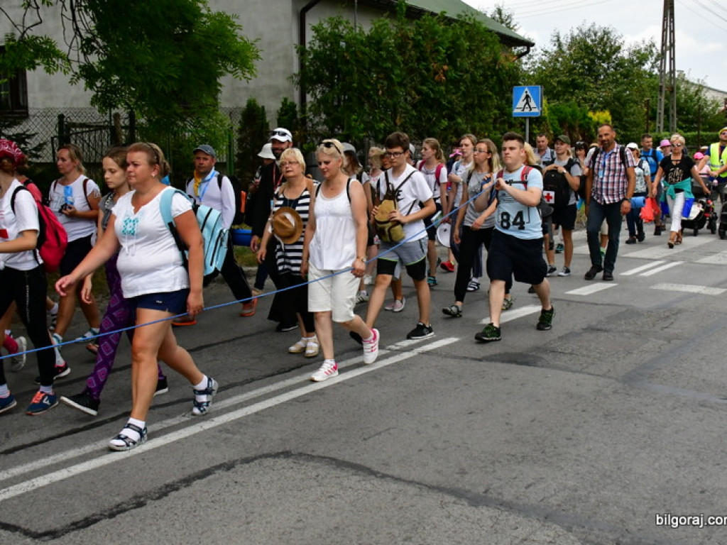 Pątnicy są już w granicach naszego Powiatu. Pielgrzymi w drodze na Jasną Górę zawitali do Józefowa i Zamchu (FOTO)