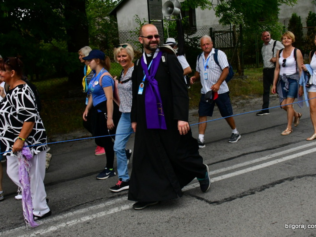 Pątnicy są już w granicach naszego Powiatu. Pielgrzymi w drodze na Jasną Górę zawitali do Józefowa i Zamchu (FOTO)