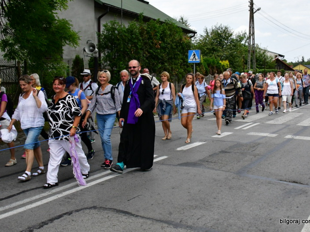 Pątnicy są już w granicach naszego Powiatu. Pielgrzymi w drodze na Jasną Górę zawitali do Józefowa i Zamchu (FOTO)