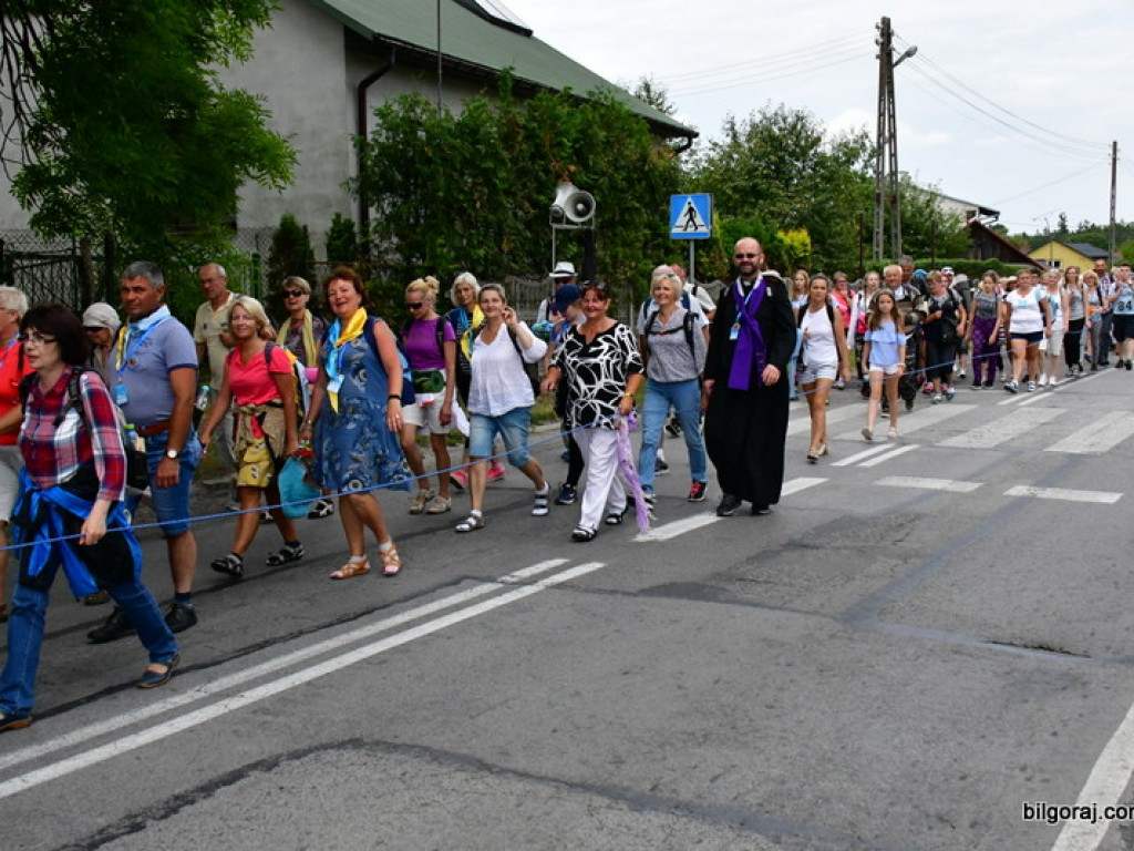 Pątnicy są już w granicach naszego Powiatu. Pielgrzymi w drodze na Jasną Górę zawitali do Józefowa i Zamchu (FOTO)