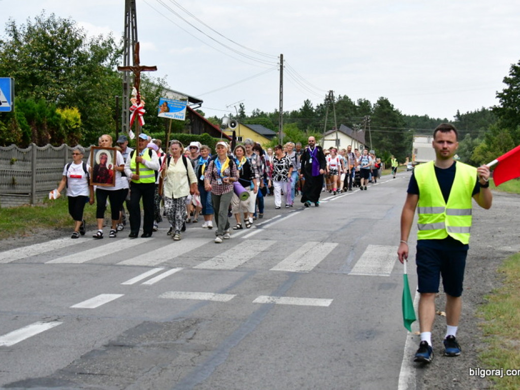 Pątnicy są już w granicach naszego Powiatu. Pielgrzymi w drodze na Jasną Górę zawitali do Józefowa i Zamchu (FOTO)