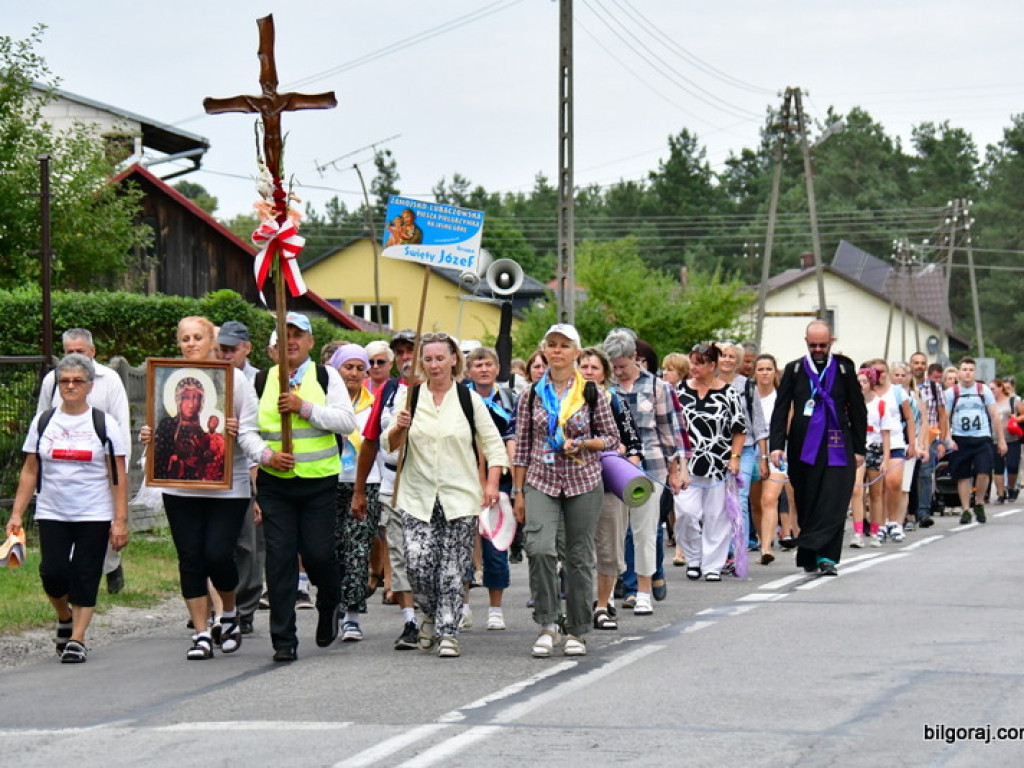 Pątnicy są już w granicach naszego Powiatu. Pielgrzymi w drodze na Jasną Górę zawitali do Józefowa i Zamchu (FOTO)