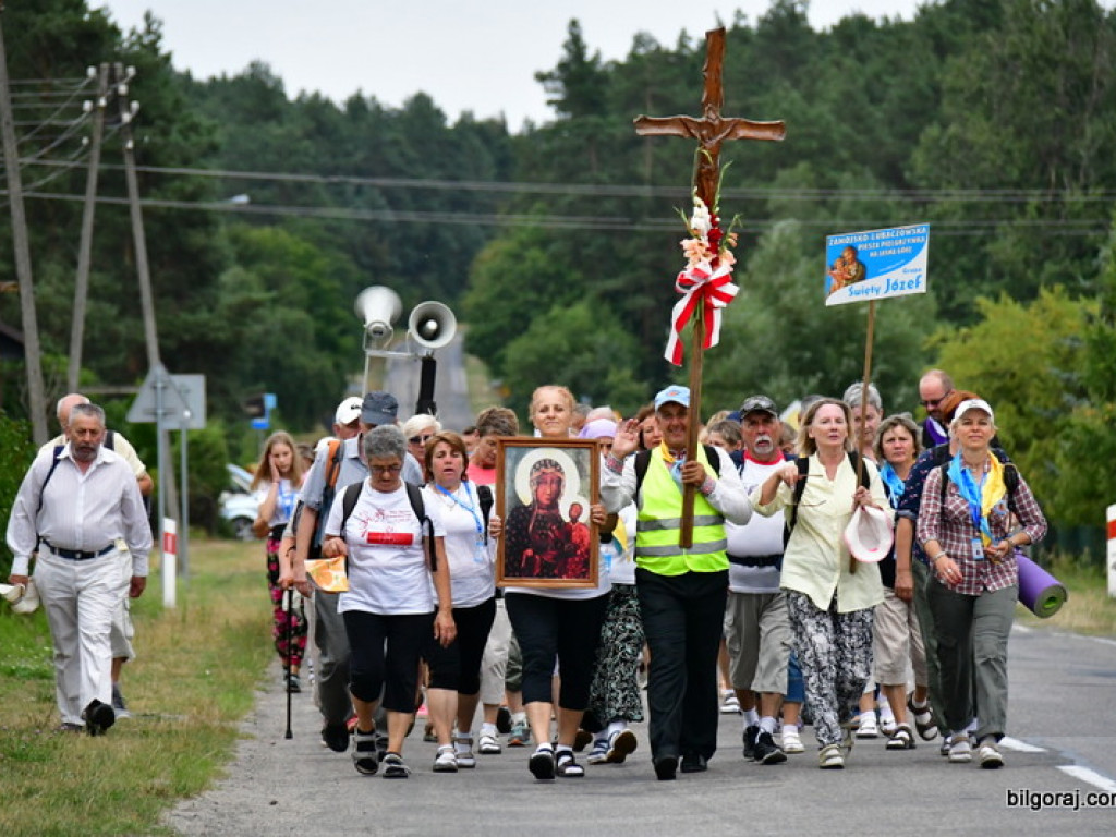Pątnicy są już w granicach naszego Powiatu. Pielgrzymi w drodze na Jasną Górę zawitali do Józefowa i Zamchu (FOTO)