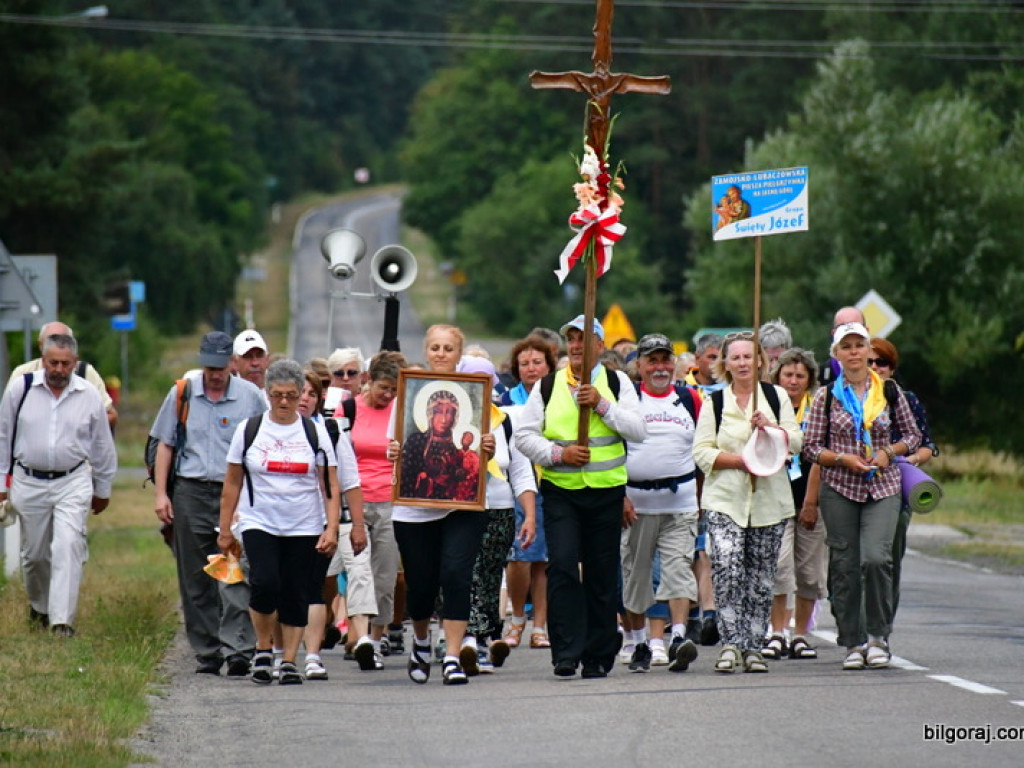 Pątnicy są już w granicach naszego Powiatu. Pielgrzymi w drodze na Jasną Górę zawitali do Józefowa i Zamchu (FOTO)