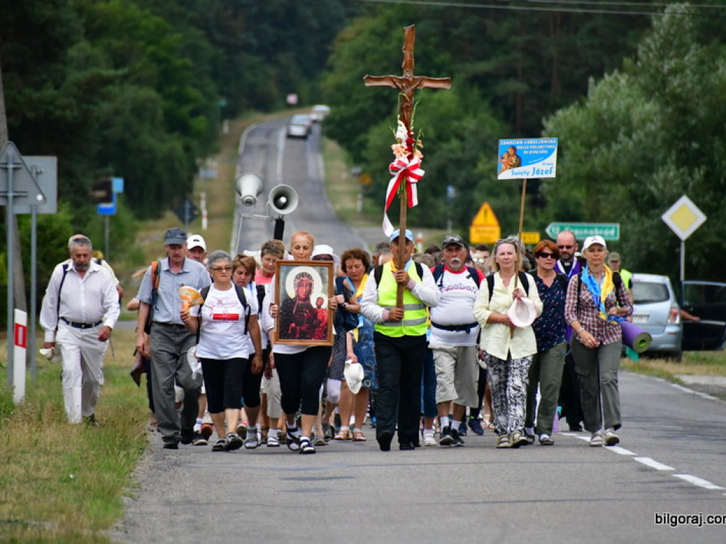 Pątnicy są już w granicach naszego Powiatu. Pielgrzymi w drodze na Jasną Górę zawitali do Józefowa i Zamchu (FOTO)
