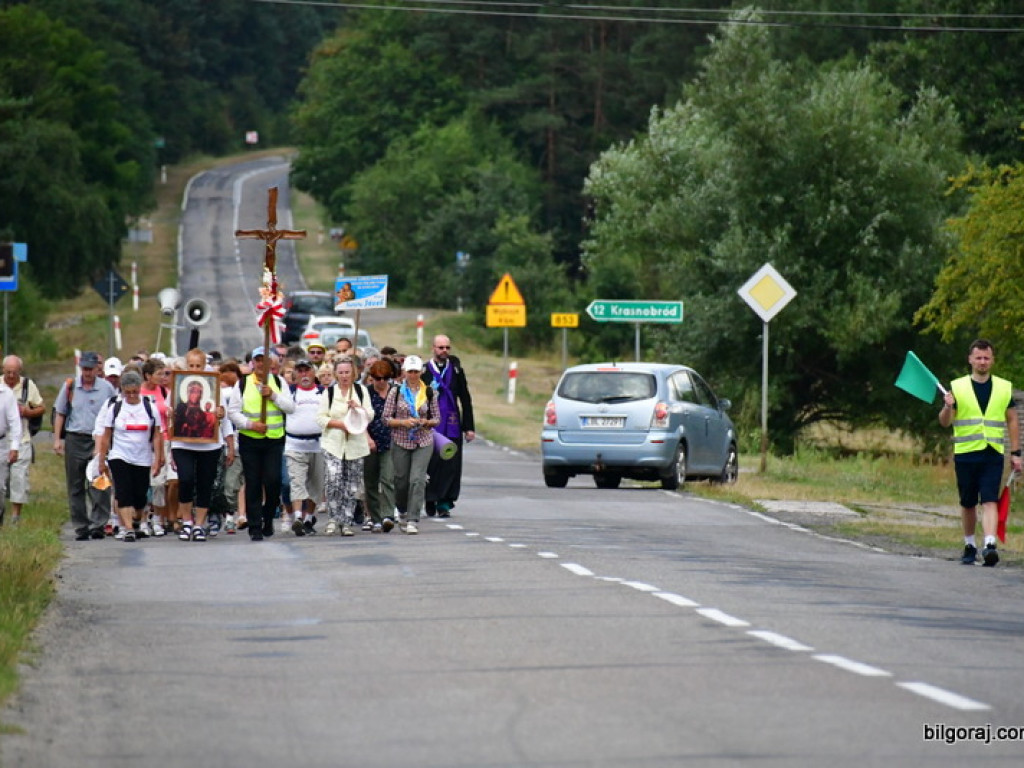 Pątnicy są już w granicach naszego Powiatu. Pielgrzymi w drodze na Jasną Górę zawitali do Józefowa i Zamchu (FOTO)