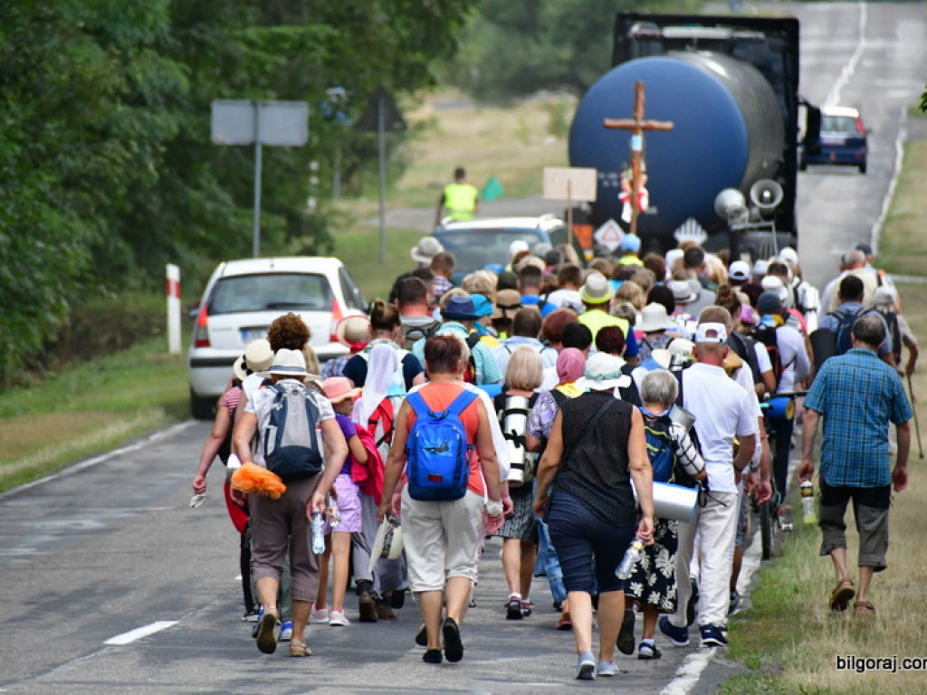 Pątnicy są już w granicach naszego Powiatu. Pielgrzymi w drodze na Jasną Górę zawitali do Józefowa i Zamchu (FOTO)