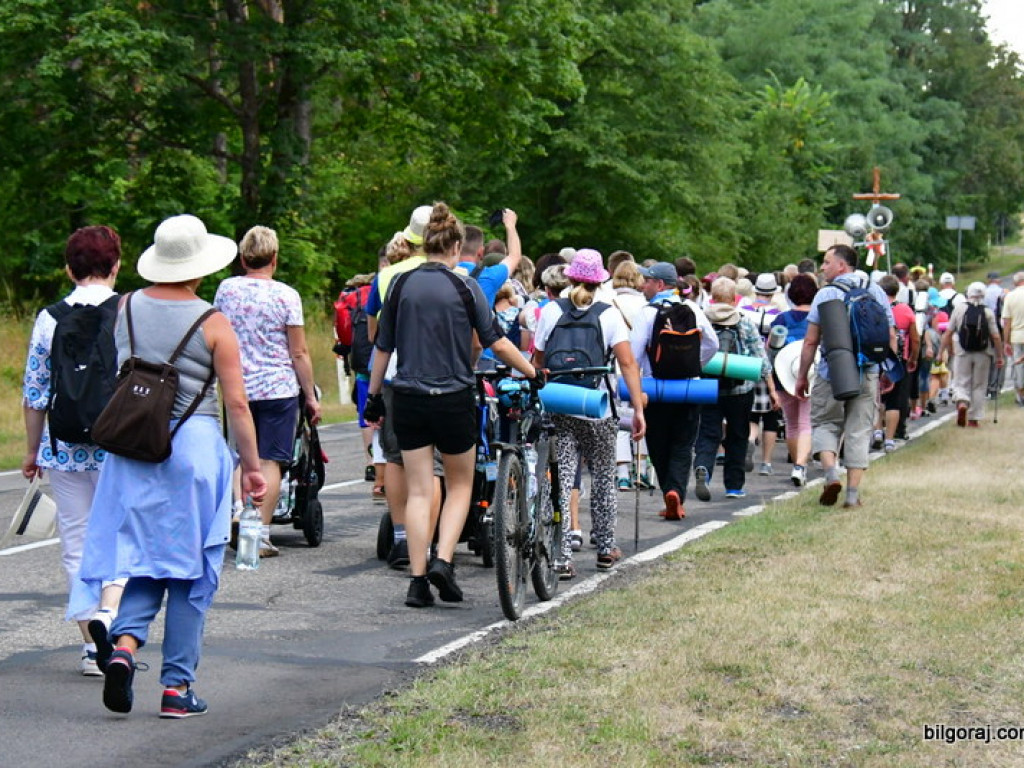 Pątnicy są już w granicach naszego Powiatu. Pielgrzymi w drodze na Jasną Górę zawitali do Józefowa i Zamchu (FOTO)