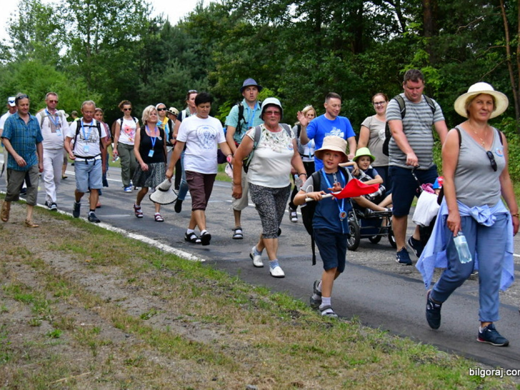 Pątnicy są już w granicach naszego Powiatu. Pielgrzymi w drodze na Jasną Górę zawitali do Józefowa i Zamchu (FOTO)