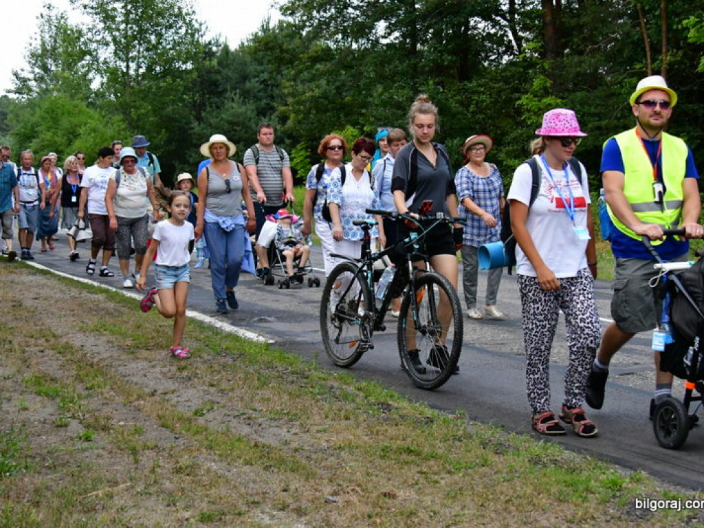 Pątnicy są już w granicach naszego Powiatu. Pielgrzymi w drodze na Jasną Górę zawitali do Józefowa i Zamchu (FOTO)