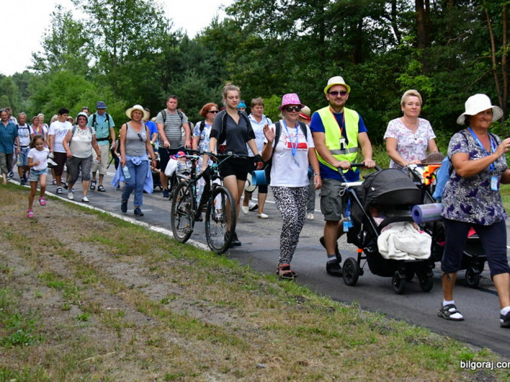 Pątnicy są już w granicach naszego Powiatu. Pielgrzymi w drodze na Jasną Górę zawitali do Józefowa i Zamchu (FOTO)