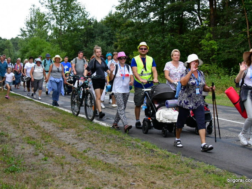 Pątnicy są już w granicach naszego Powiatu. Pielgrzymi w drodze na Jasną Górę zawitali do Józefowa i Zamchu (FOTO)