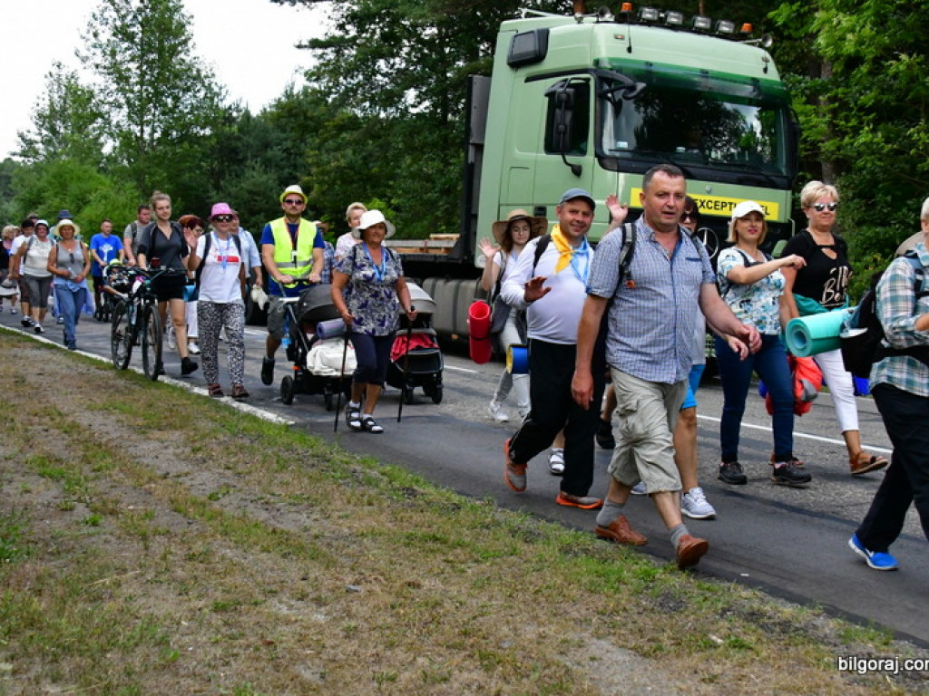 Pątnicy są już w granicach naszego Powiatu. Pielgrzymi w drodze na Jasną Górę zawitali do Józefowa i Zamchu (FOTO)