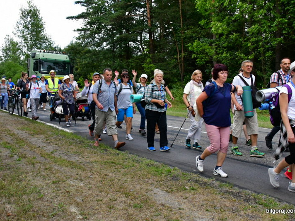 Pątnicy są już w granicach naszego Powiatu. Pielgrzymi w drodze na Jasną Górę zawitali do Józefowa i Zamchu (FOTO)