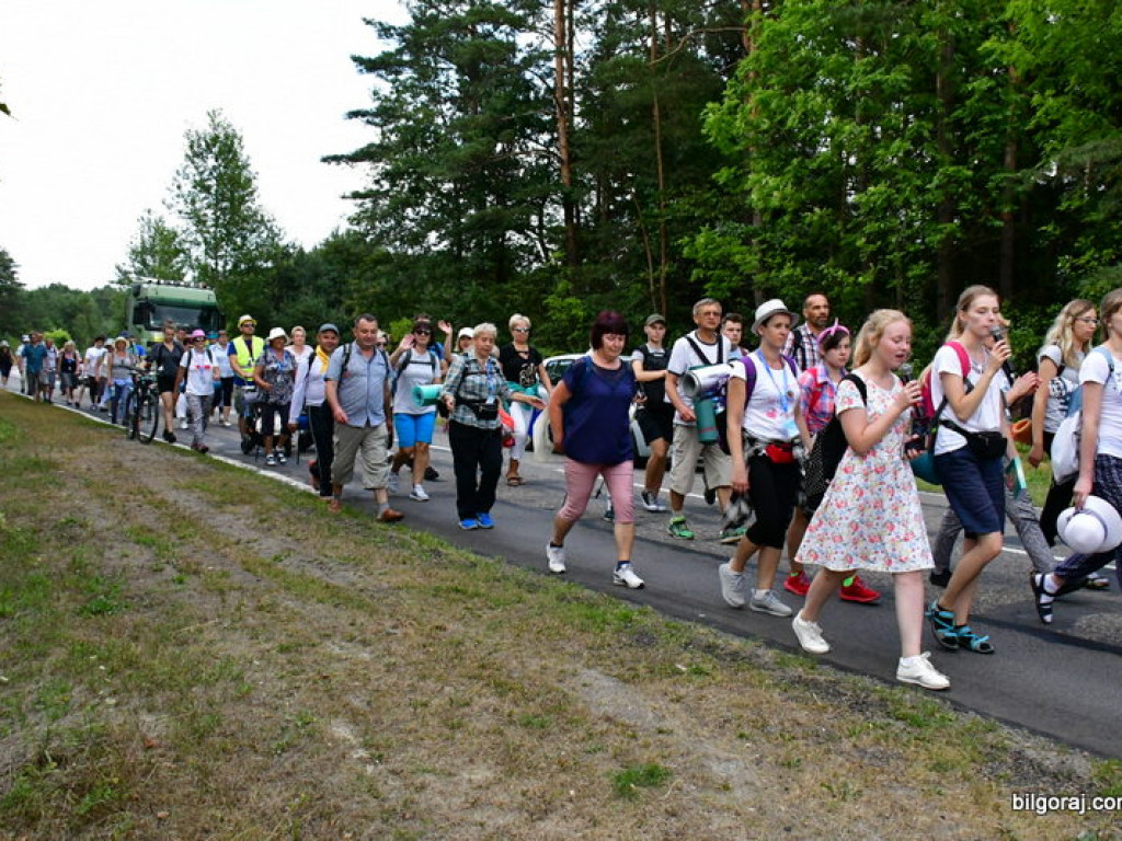 Pątnicy są już w granicach naszego Powiatu. Pielgrzymi w drodze na Jasną Górę zawitali do Józefowa i Zamchu (FOTO)